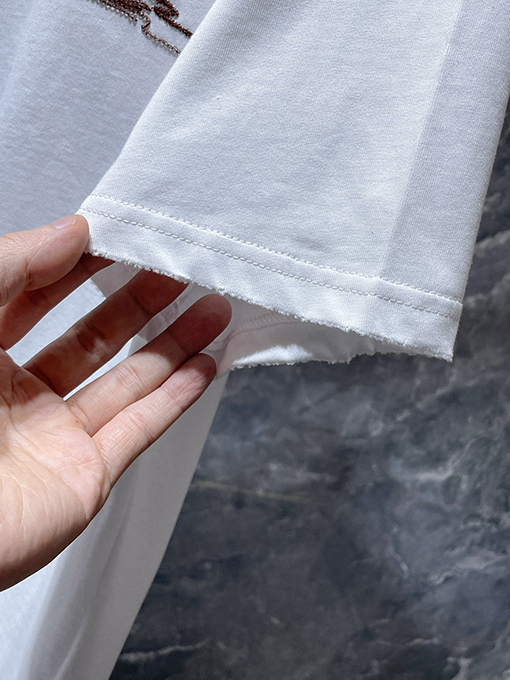 クロムハーツ ウォッシュとダメージをしたクラシックな馬蹄刺繍の半袖Tシャツ