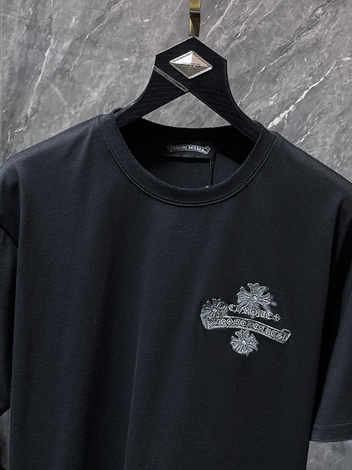 クロムハーツ 馬蹄とサンスクリット十字の刺繍が施された半袖Tシャツ