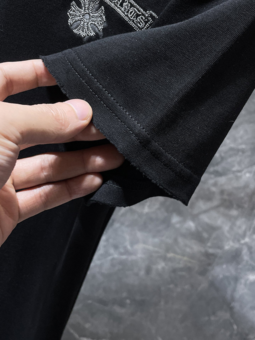 クロムハーツ 馬蹄とサンスクリット十字の刺繍が施された半袖Tシャツ