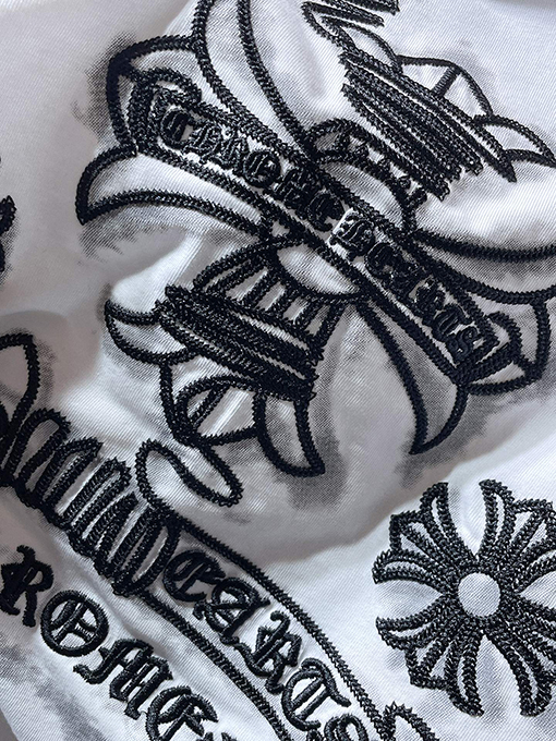 クロムハーツ 馬蹄とサンスクリット十字の刺繍が施された半袖Tシャツ