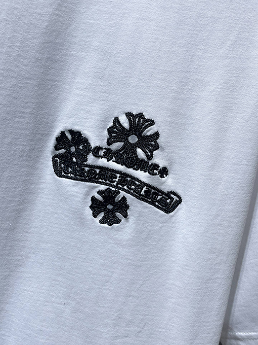 クロムハーツ 馬蹄とサンスクリット十字の刺繍が施された半袖Tシャツ