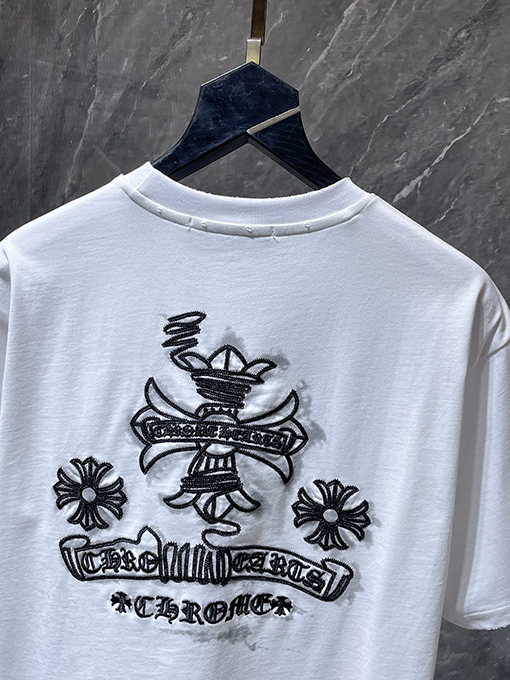 クロムハーツ 馬蹄とサンスクリット十字の刺繍が施された半袖Tシャツ