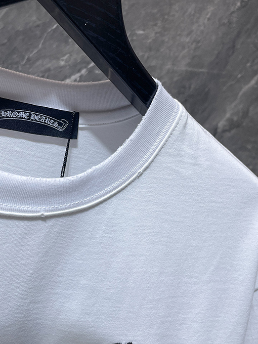 クロムハーツ 馬蹄とサンスクリット十字の刺繍が施された半袖Tシャツ