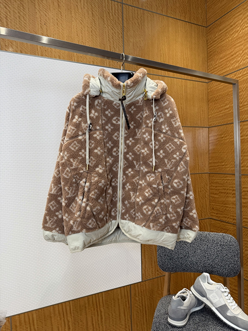 ルイヴィトン モノグラムのスタンドカラージャケット