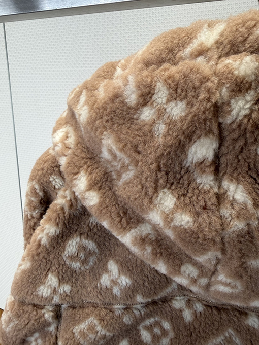 ルイヴィトン モノグラムのスタンドカラージャケット