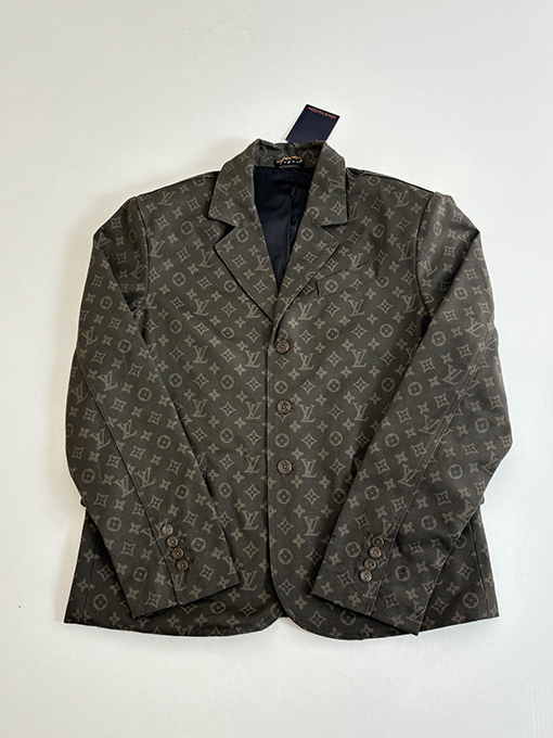 ルイヴィトンスーパーコピー モノグラム入りのインド軍グリーンのスーツジャケット