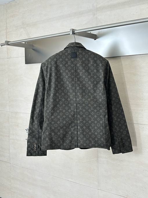 ルイヴィトンスーパーコピー モノグラム入りのインド軍グリーンのスーツジャケット