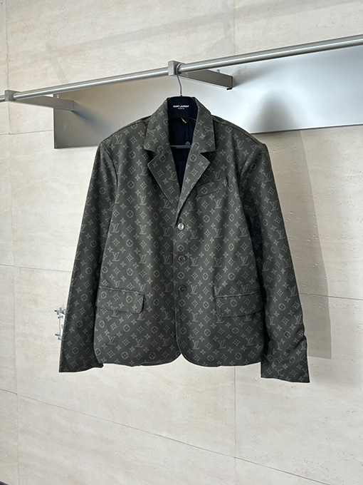 ルイヴィトンスーパーコピー モノグラム入りのインド軍グリーンのスーツジャケット