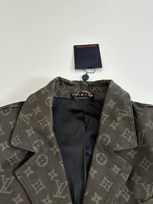 ルイヴィトンスーパーコピー モノグラム入りのインド軍グリーンのスーツジャケット