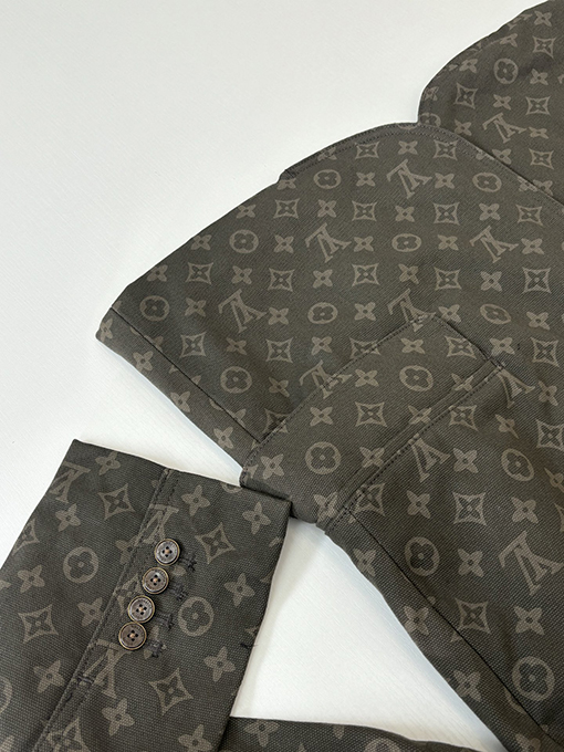 ルイヴィトンスーパーコピー モノグラム入りのインド軍グリーンのスーツジャケット