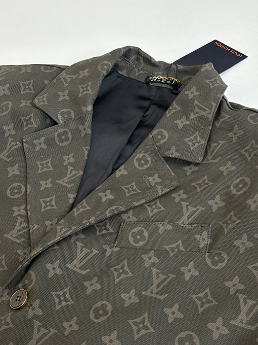 ルイヴィトンスーパーコピー モノグラム入りのインド軍グリーンのスーツジャケット