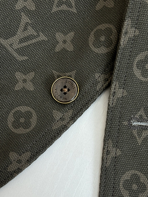 ルイヴィトンスーパーコピー モノグラム入りのインド軍グリーンのスーツジャケット