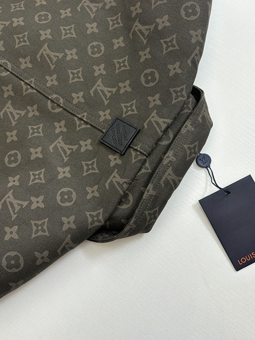 ルイヴィトンスーパーコピー モノグラム入りのインド軍グリーンのスーツジャケット