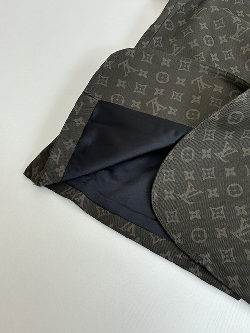 ルイヴィトンスーパーコピー モノグラム入りのインド軍グリーンのスーツジャケット