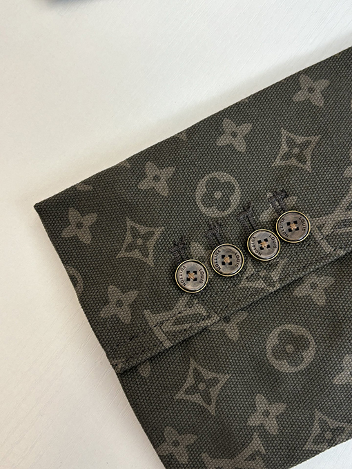 ルイヴィトンスーパーコピー モノグラム入りのインド軍グリーンのスーツジャケット