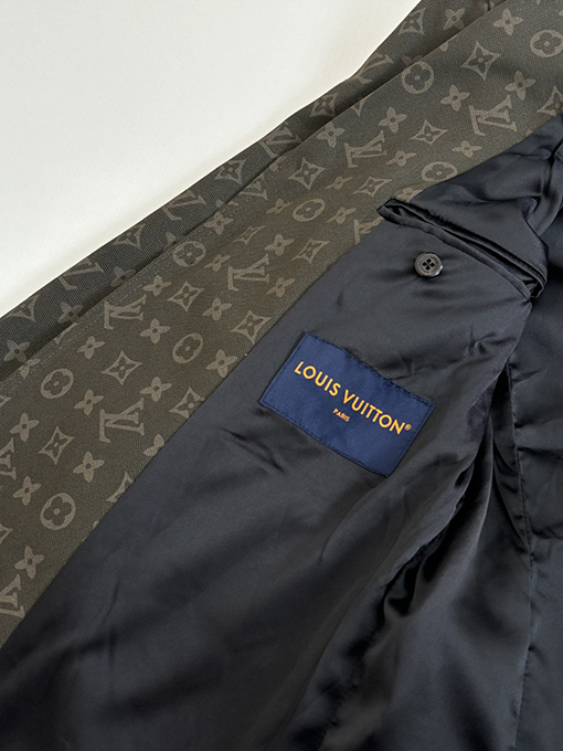 ルイヴィトンスーパーコピー モノグラム入りのインド軍グリーンのスーツジャケット