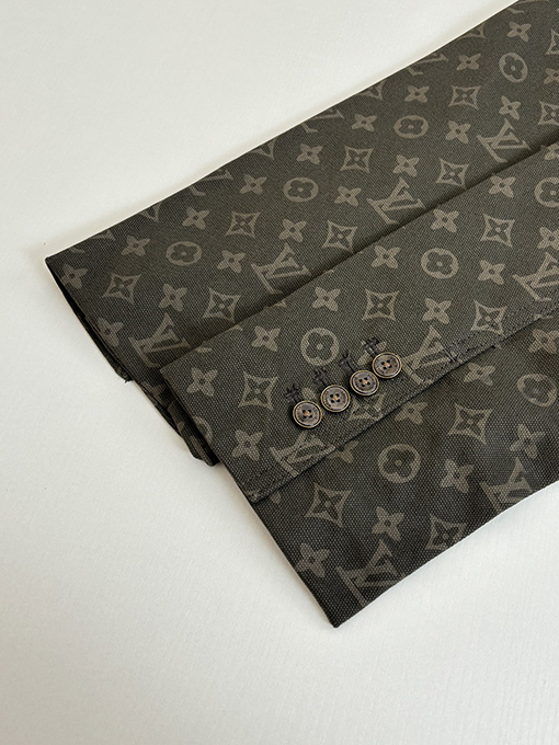 ルイヴィトンスーパーコピー モノグラム入りのインド軍グリーンのスーツジャケット