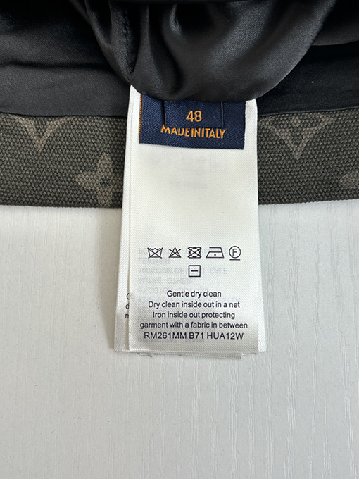 ルイヴィトンスーパーコピー モノグラム入りのインド軍グリーンのスーツジャケット