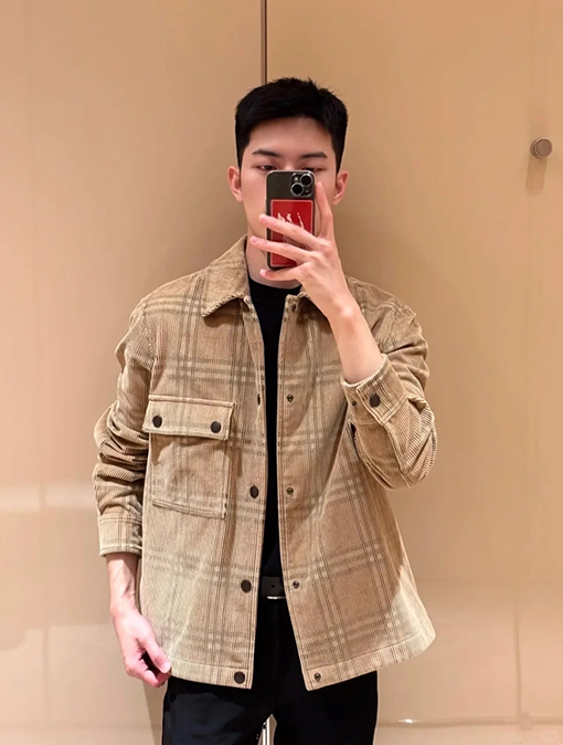 バーバリー クラシックなチェック柄コーデュロイのラペルコート