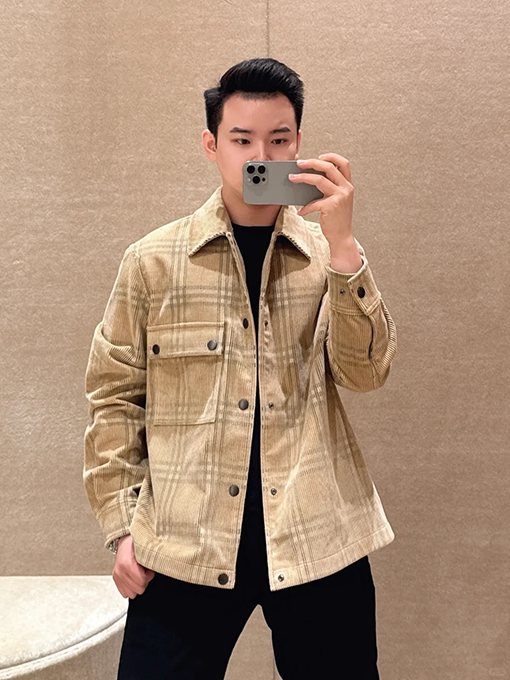 バーバリー クラシックなチェック柄コーデュロイのラペルコート