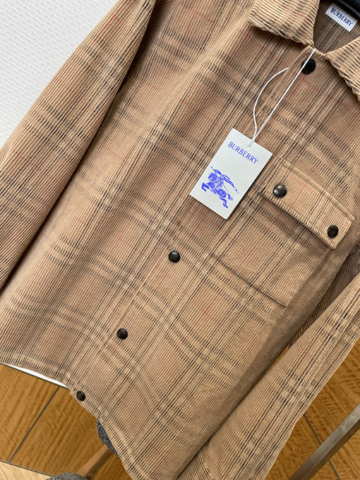 バーバリー クラシックなチェック柄コーデュロイのラペルコート