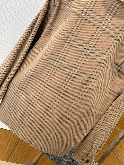 バーバリー クラシックなチェック柄コーデュロイのラペルコート