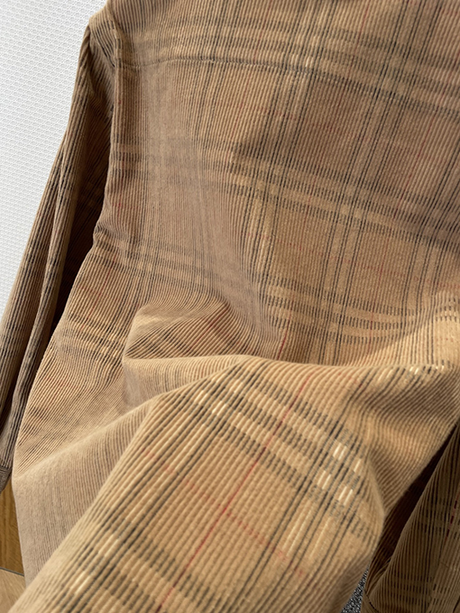 バーバリー クラシックなチェック柄コーデュロイのラペルコート