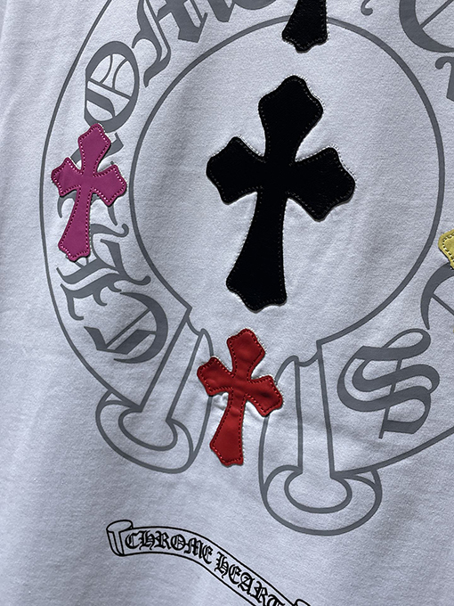 クロムハーツ カラフルなクロス柄のレザーサンスクリットホースシュー半袖Tシャツ