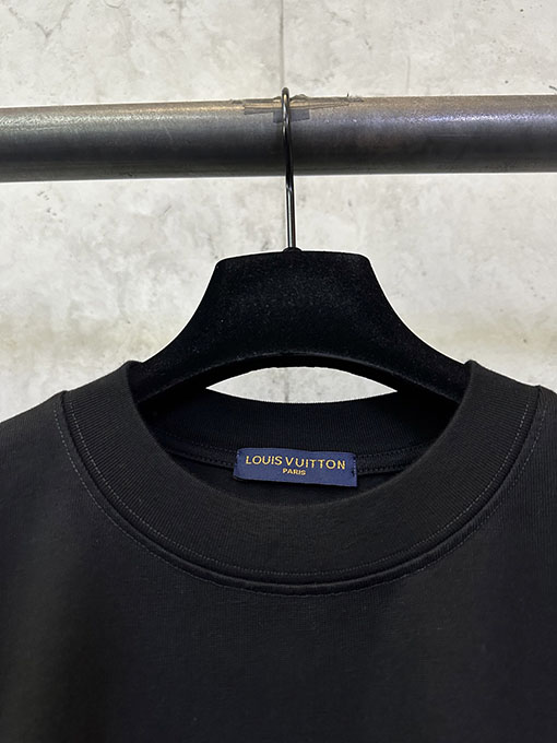 ルイヴィトン LOUIS VUITTON フロントとバックに新しいロゴがった厚のクルーネック半袖Tシャツ