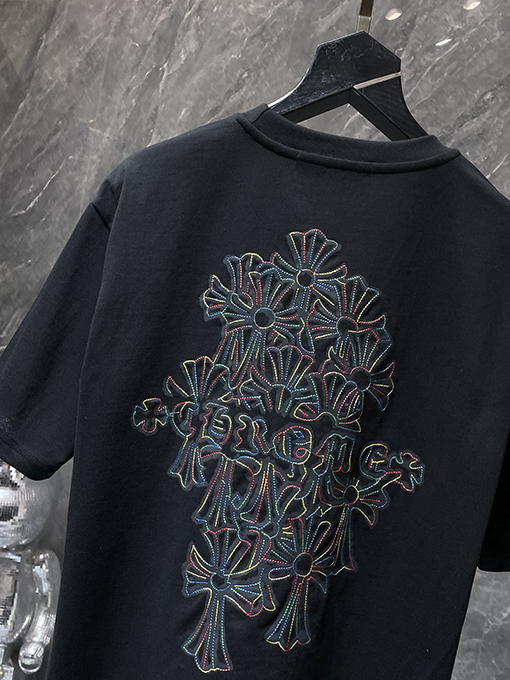 クロムハーツコピー 重なり合うカラフルな十字架サンスクリット刺繍半袖Tシャツ