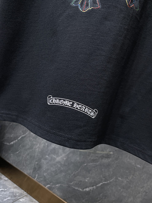 クロムハーツコピー 重なり合うカラフルな十字架サンスクリット刺繍半袖Tシャツ