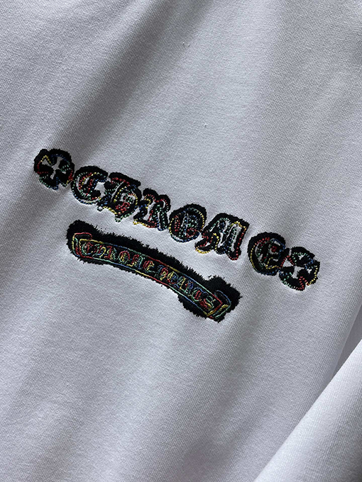 クロムハーツコピー 重なり合うカラフルな十字架サンスクリット刺繍半袖Tシャツ