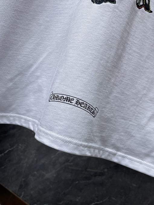 クロムハーツコピー 重なり合うカラフルな十字架サンスクリット刺繍半袖Tシャツ