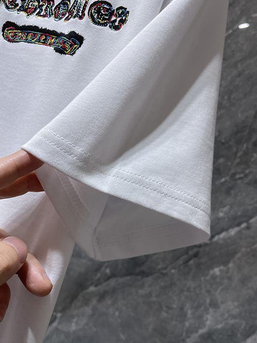 クロムハーツコピー 重なり合うカラフルな十字架サンスクリット刺繍半袖Tシャツ