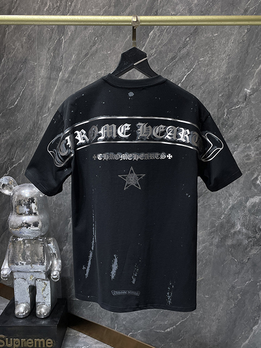 クロムハーツ クラシックなスノーフレーク五芒星の横きサンスクリット文字の彫刻がされた半袖Tシャツ