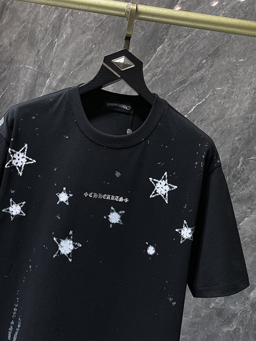 クロムハーツ クラシックなスノーフレーク五芒星の横きサンスクリット文字の彫刻がされた半袖Tシャツ