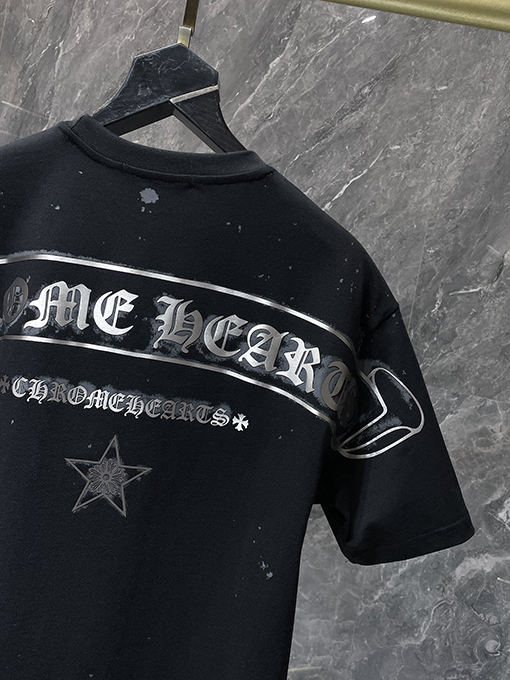 クロムハーツ クラシックなスノーフレーク五芒星の横きサンスクリット文字の彫刻がされた半袖Tシャツ