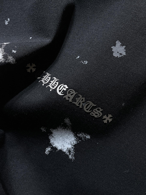 クロムハーツ クラシックなスノーフレーク五芒星の横きサンスクリット文字の彫刻がされた半袖Tシャツ