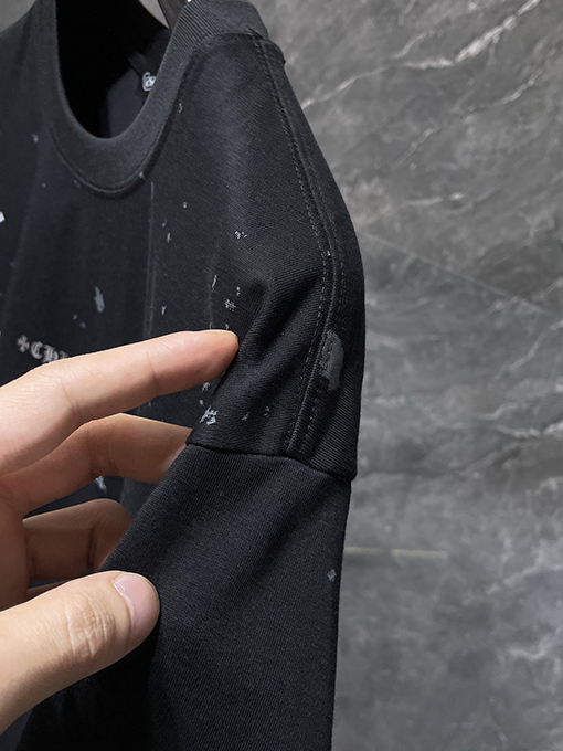 クロムハーツ クラシックなスノーフレーク五芒星の横きサンスクリット文字の彫刻がされた半袖Tシャツ