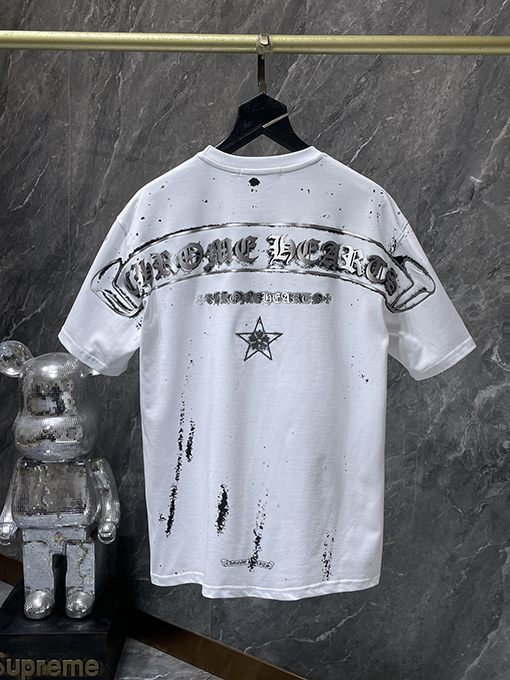 クロムハーツ クラシックなスノーフレーク五芒星の横きサンスクリット文字の彫刻がされた半袖Tシャツ