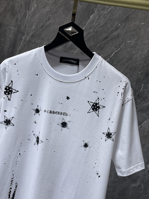 クロムハーツ クラシックなスノーフレーク五芒星の横きサンスクリット文字の彫刻がされた半袖Tシャツ