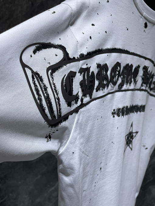 クロムハーツ クラシックなスノーフレーク五芒星の横きサンスクリット文字の彫刻がされた半袖Tシャツ