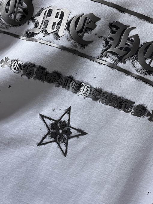 クロムハーツ クラシックなスノーフレーク五芒星の横きサンスクリット文字の彫刻がされた半袖Tシャツ