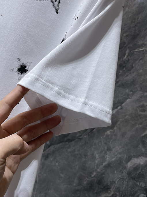 クロムハーツ クラシックなスノーフレーク五芒星の横きサンスクリット文字の彫刻がされた半袖Tシャツ