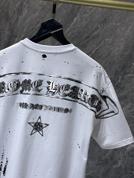 クロムハーツ クラシックなスノーフレーク五芒星の横きサンスクリット文字の彫刻がされた半袖Tシャツ