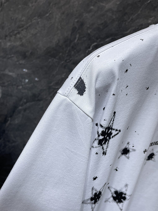 クロムハーツ クラシックなスノーフレーク五芒星の横きサンスクリット文字の彫刻がされた半袖Tシャツ