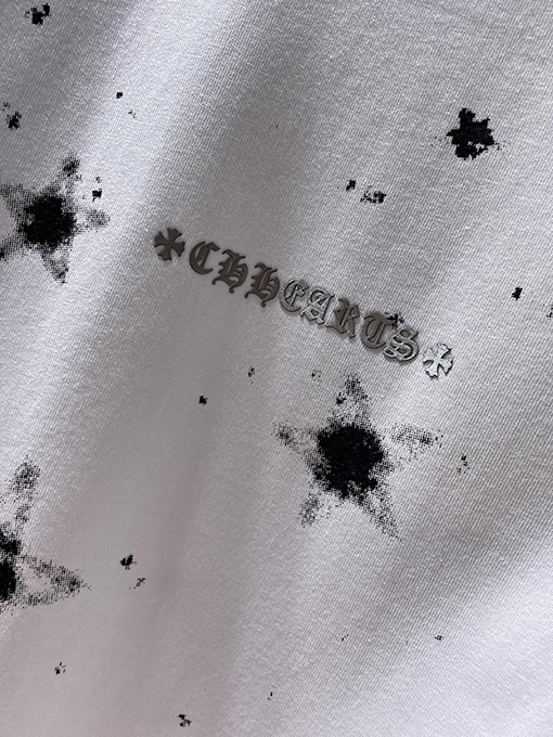 クロムハーツ クラシックなスノーフレーク五芒星の横きサンスクリット文字の彫刻がされた半袖Tシャツ