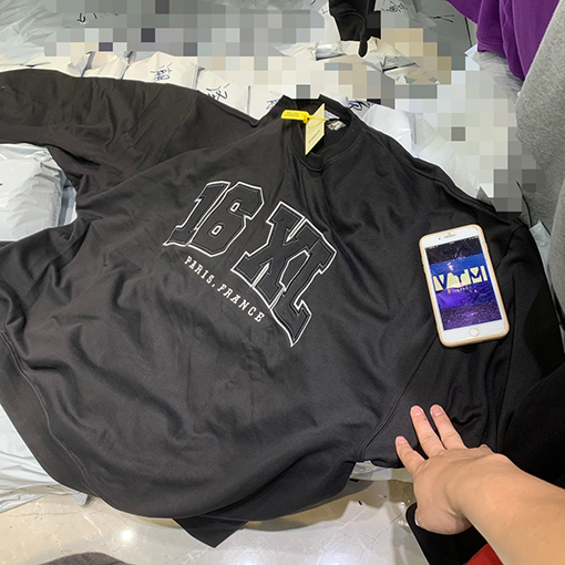 ヴェトモン VETEMENTS 刺繍り16XLクルーネックスウェットシャツ