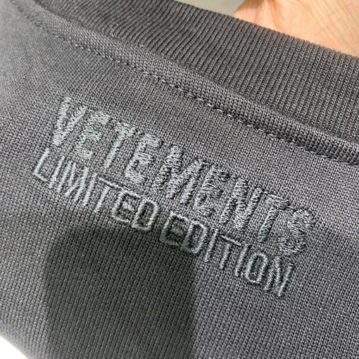 ヴェトモン VETEMENTS 刺繍り16XLクルーネックスウェットシャツ