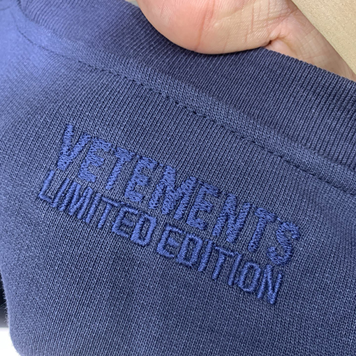 ヴェトモン VETEMENTS 刺繍り16XLクルーネックスウェットシャツ